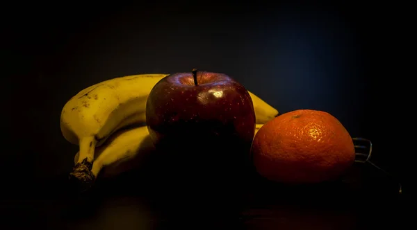 Früchte Auf Schwarzem Hintergrund — Stockfoto