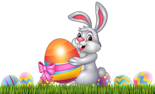Velikonoční zajíček s vyzdobenými velikonočními vejci na poli — Stockový vektor