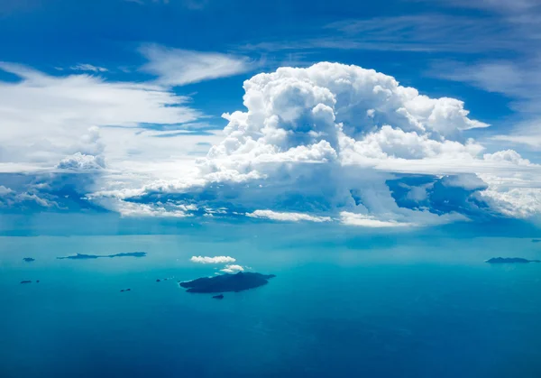 Nube e oceano con isola, vista aerea Immagine Stock