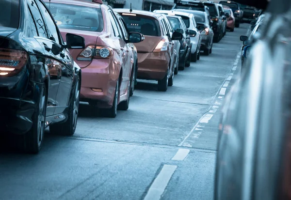 Auto wachtrij in de slechte verkeer weg — Stockfoto