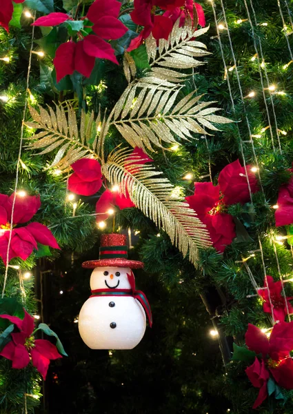 Boneco de neve decorado na árvore de natal — Fotografia de Stock