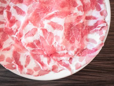 Plaka dilimlenmiş et