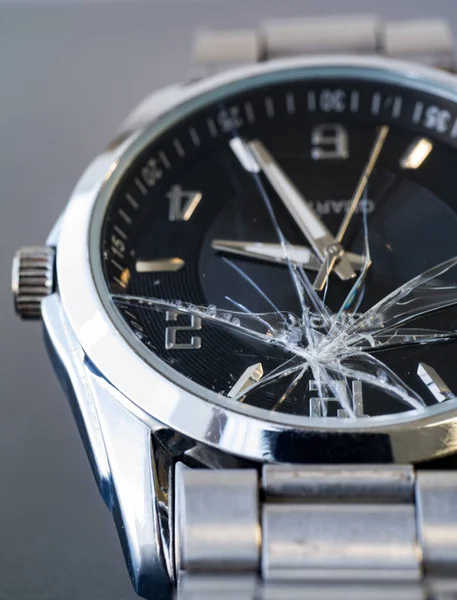 Broken glass watch — Stock Photo, Image