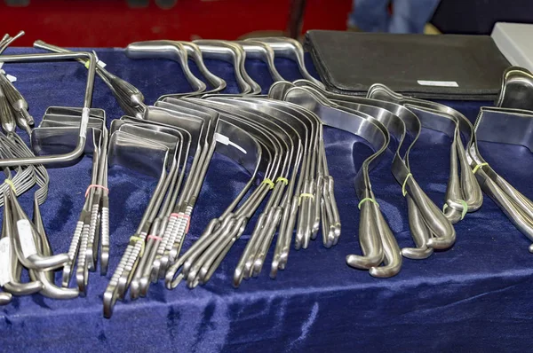 Хирургические инструменты для операции — стоковое фото