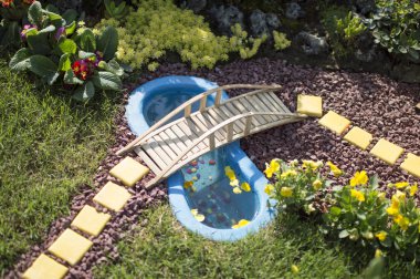 Bahçe gölet ve köprü ile egzotik peyzaj.