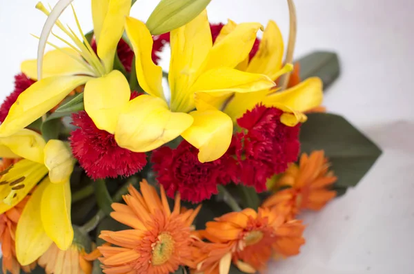 Sarı ve turuncu çiçek demet