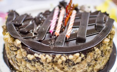 Kullanılmış mumlar ve kek ile kötü Doğum günü.