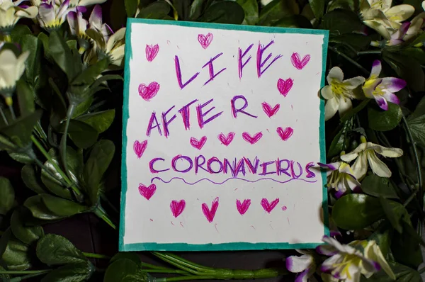 花やハートのアイコンとCovid 19コロナウイルスポスターの後の生活ポスター — ストック写真