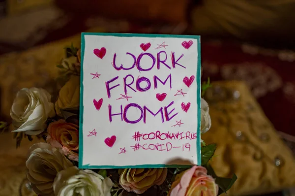花とCovid 19とコロナウイルス発生期間中のホームメッセージからの仕事 — ストック写真