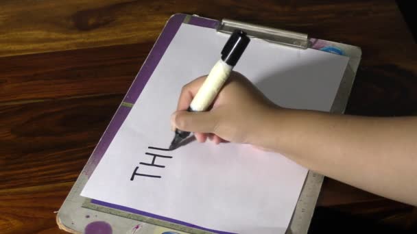 Une Fille Écrit Message Texte Est Grand Pays Sur Papier — Video