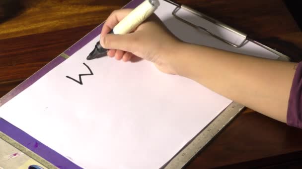 Дівчина Пише Мити Руки Текстове Повідомлення Папері Дошці — стокове відео
