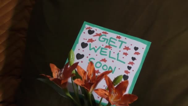 Mejórate Pronto Tarjeta Con Flores Decirle Persona Enferma — Vídeo de stock