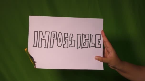 Une Main Tient Papier Brûlant Avec Texte Impossible Dessus Sur — Video