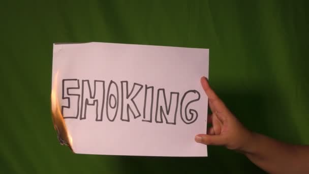 Ruka Drží Hořící Papír Kouřícím Textovým Slovem Zelené Obrazovce — Stock video