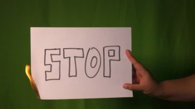 Bir el, yeşil ekranda üzerinde 