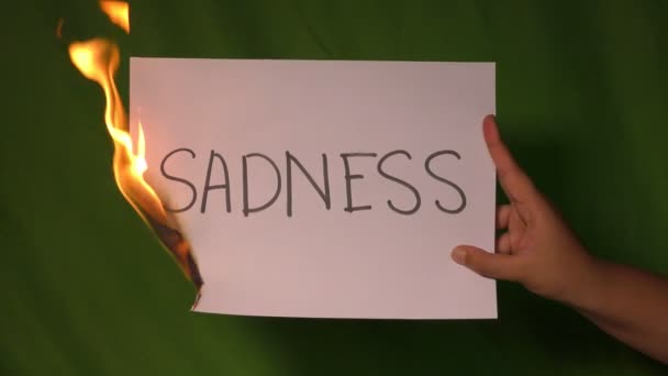 一只手拿着那张纸 上面写着悲伤的文字 放在绿色的屏幕后面 — 图库视频影像