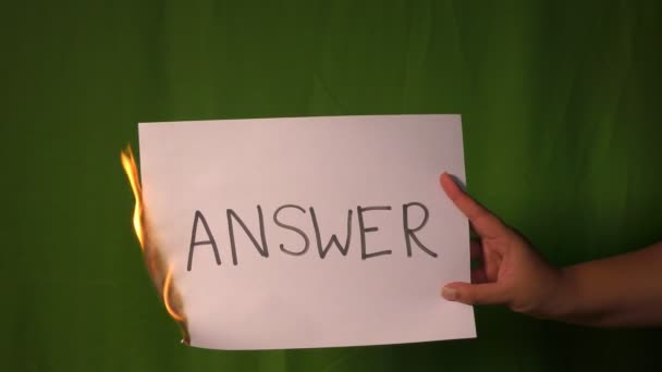 Egy Kéz Tartja Égő Papírt Válaszszóval Zöld Képernyőn Mögötte — Stock videók