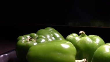 Karanlıkta yuvarlak daireler çizen Capsicums