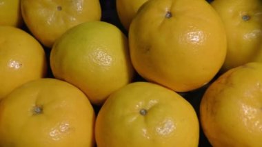 Birçok portakal istiflenmiş olarak hareket ediyor