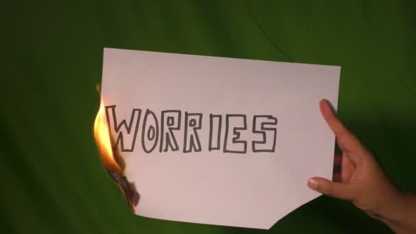 Eine Hand Hält Das Brennende Papier Mit Sorgenvoll Aufgespaltenem Text — Stockvideo