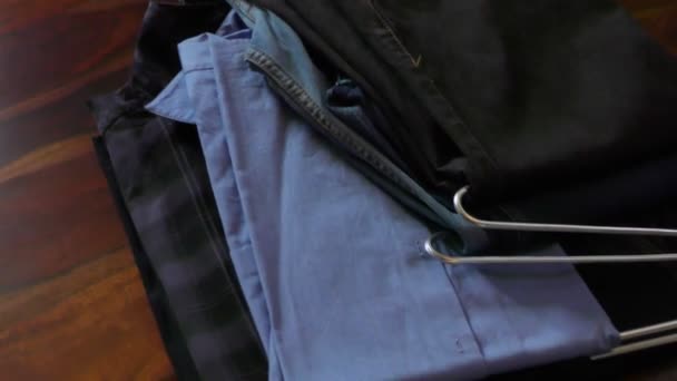 Roupas Como Camisas Jeans Mesa Prontas Para Serem Embaladas — Vídeo de Stock