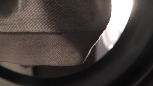 Вынимать Одежду Стиральной Машины — стоковое видео