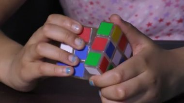 Rubik küple oynayan bir kız