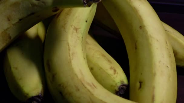 Pisang Segar Atas Meja Dan Bergerak Dengan Cahaya — Stok Video