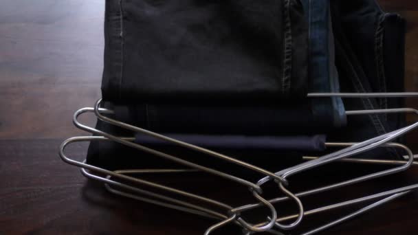 Jeansowe Ubrania Stole Gotowe Pakowania — Wideo stockowe