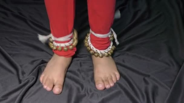 Uma Menina Dançando Dança Clássica Com Ghunguru Amarrado Seus Pés — Vídeo de Stock