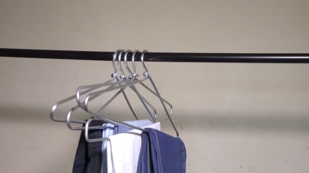 Hangers Verwijderen Met Kleren Van Stang — Stockvideo