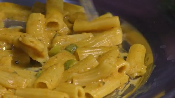 Penne Pasta Plato Moviéndolo Con Tenedor — Vídeos de Stock