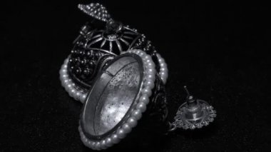 İki adet takılabilir metal küpe sergileniyor.
