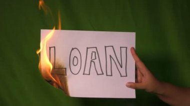 Bir el, üzerinde kredi metni olan kâğıdı tutuyor..