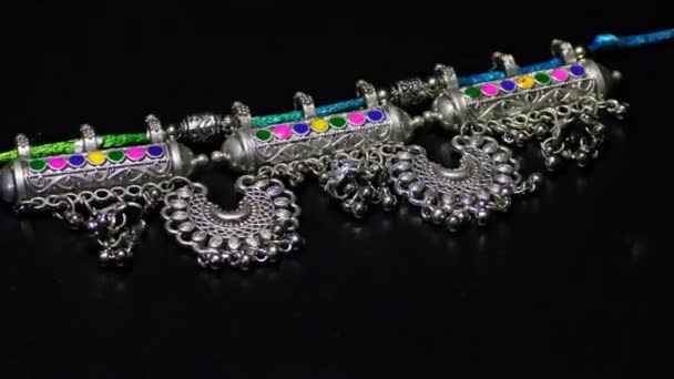 Zilveren Kleurrijke Edelstenen Bezaaid Met Metaal Voor Draagbare Sieraden Imitatie — Stockvideo