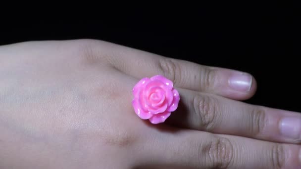 Een Roze Roos Ring Vinger Een Vrouw — Stockvideo