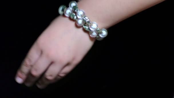 Eine Frau Mit Schmuck Und Perlenarmband Der Hand — Stockvideo