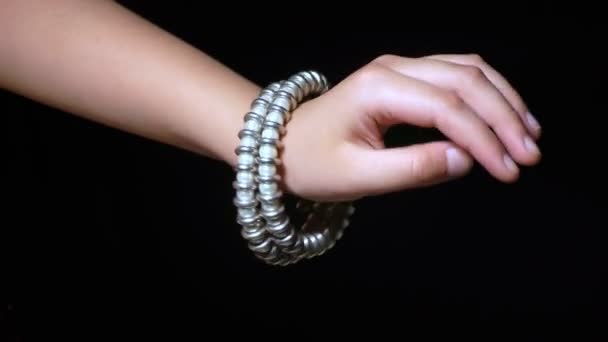 Eine Schöne Frauenhand Mit Goldenen Armreifen Handgelenk — Stockvideo