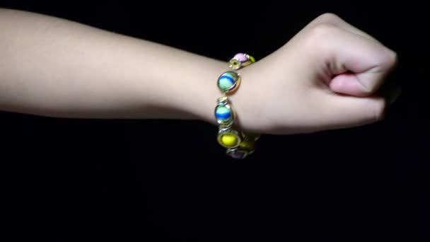 一个戴着珠宝 手上戴着珠子手镯的女人 — 图库视频影像