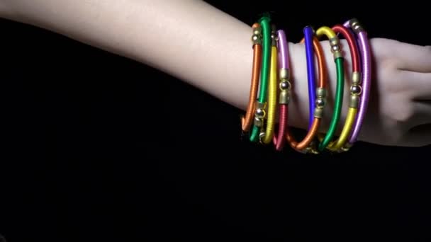 Une Femme Portant Des Bijoux Colorés Montrant Bracelet Fileté Dans — Video