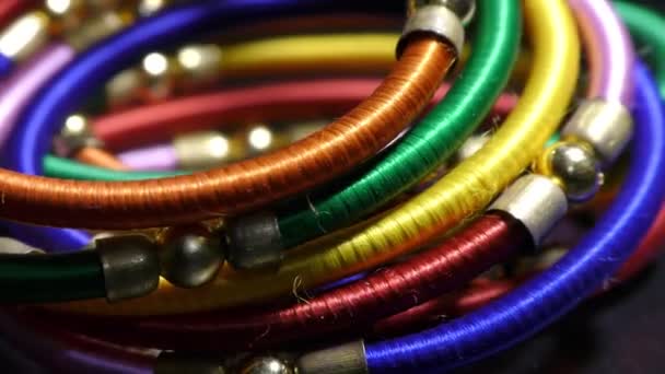 Fil Coloré Recouvert Deux Bracelets Pour Poignet Sur Affichage — Video