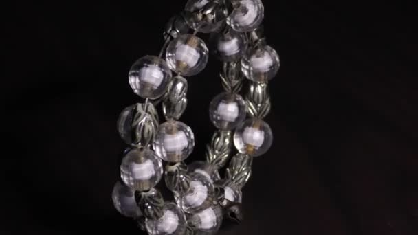 珠宝用手镯上的白色珠子和白银金属 — 图库视频影像