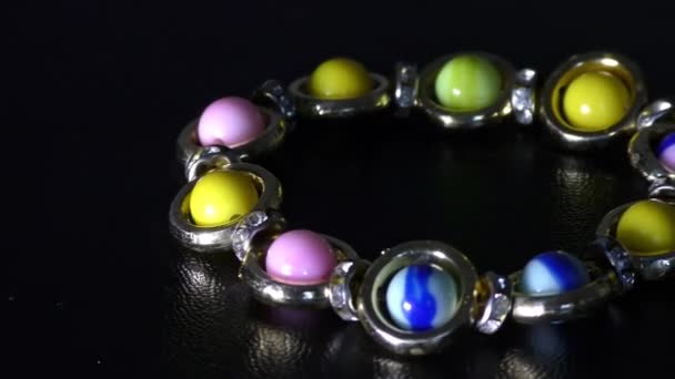 Perline Colorate Passanti Sul Braccialetto Polso Mostra — Video Stock