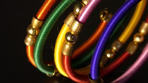 彩色手镯 用珠子和线装饰 用珠子和线装饰 — 图库视频影像