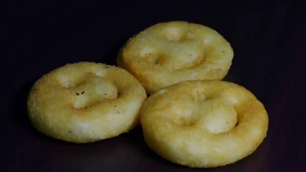 Tres Bocadillos Sonrientes Comida Exhibición Giratorio Mccains — Vídeo de stock