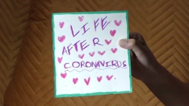 Coronavirus covid-19 'dan sonraki yaşam. Posterdeki mesajda yazılı ve tutulmuş..