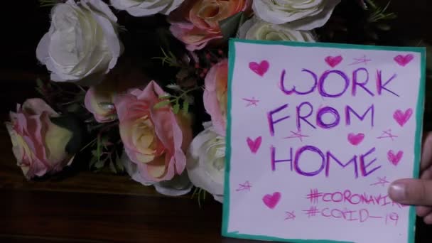 Arbeta Hemifrån Coronavirus Covid Utbrott Affisch Med Flerfärgade Blommor Bakgrunden — Stockvideo