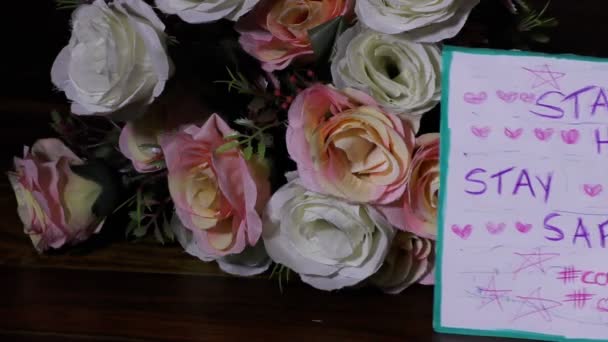 Maradj Otthon Biztonságban Coronavirus Covid Poszter Alatt Színes Virágokkal Háttérben — Stock videók