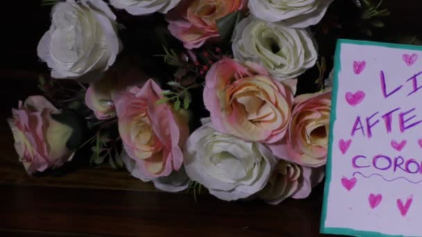 Livet Efter Coronavirus Covid Utbrott Affisch Med Flerfärgade Blommor Bakgrunden — Stockvideo