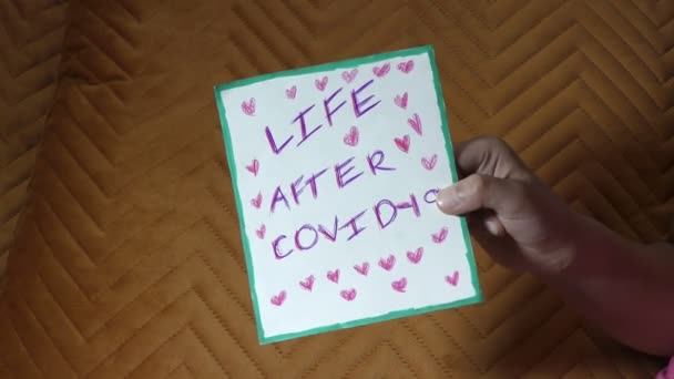 Élet Coronavirus Covid Poszter Után Egy Narancssárga Hátterű Lány Kezében — Stock videók